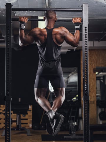 athlete doing push ups in gym