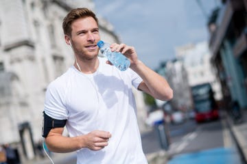 hombre bebiendo agua