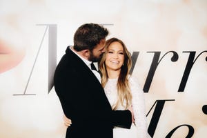 ben affleck and jennifer lopez kissing on the marry me red carpet