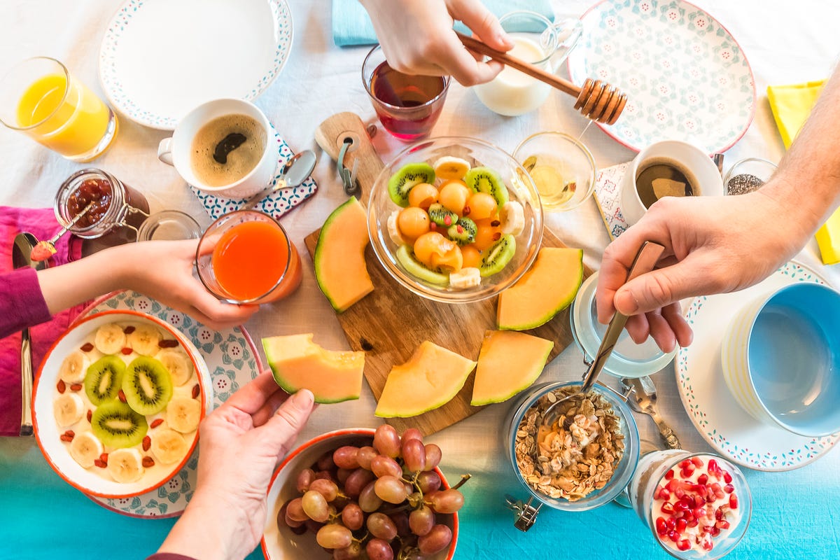 mesa con fruta variada