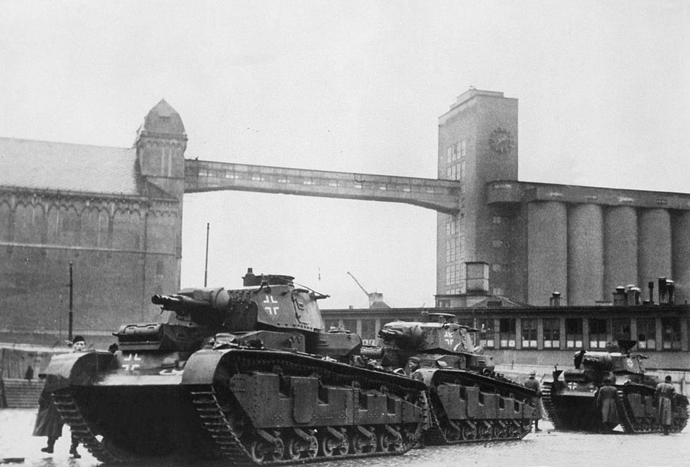 2 ww, campaign invasion of denmarknorway from 09041940 on 'weseruebung'  norway unloading of three prototype tanks 'neubaufahrzeug'pzkpfw nbfzvi 'b' in oslo harbour about 12041940