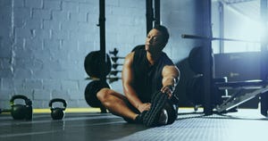 un hombre se prepara para un entrenamiento matutino