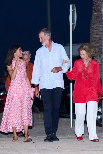 palma de mallorca, spain august 04 queen letizia of spain, king felipe vi of spain and queen sofia arrive at the mia restaurant on august 04, 2024 in palma de mallorca, spain photo by carlos alvarezgetty images