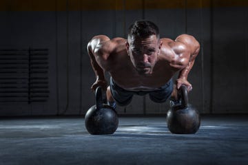 hombre entrenando con pesa rusa