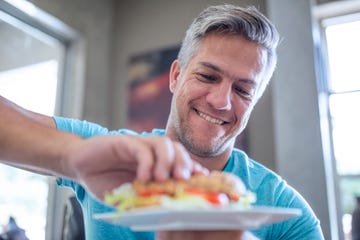 hombre comiendo