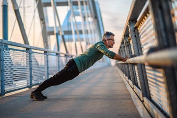 hombre haciendo flexiones