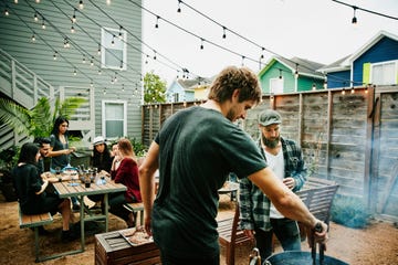 hombres en la barbacoa