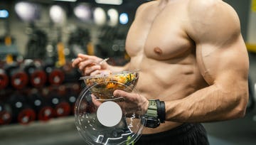 hombre comiendo en el gimnasio