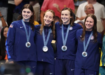 paige madden claire weinstein katie ledecky erin gemmell pose with their silver medals in the paris olympics