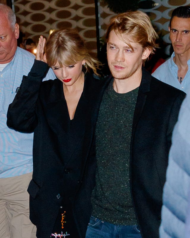 taylor swift joe alwyn walking in new york city