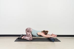 natascha grief performing a thoracic mobility exercise