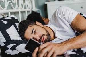 using smart phone in bed