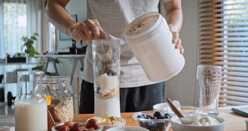 hombre preparando batido de proteina