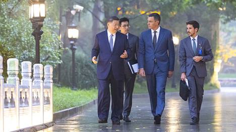 Kiinan presidentti Xi Jinping (vas.) ja Espanjan pääministeri Pedro Sanchez kävelivät maanantaina Pekingissä valtion vierastalo Diaoyutain läheisyydessä. Avustajat seurasivat taustalla.