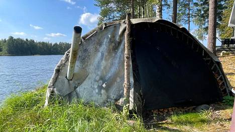 Tämän huopasaunan löylyjä on kehuttu Suomen parhaiksi. Sauna on rakennettu trampoliinin osista.