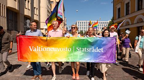 Petteri Orpon (kok) hallituksen ministereitä osallistui kesäkuussa Pride-kulkueeseen. Vasemmalta oikealle: Kai Mykkänen (kok), Anders Adlercreutz (r), Sari Multala (kok), Sandra Bergqvist (r) ja Sanni Grahn-Laasonen (kok).