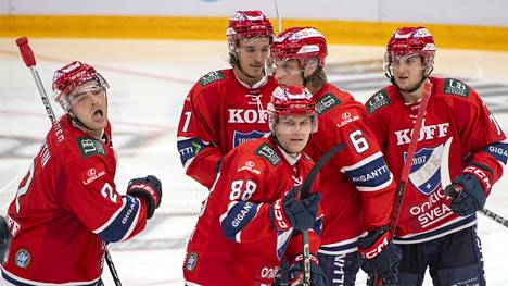 HIFK:n tähtipuolustaja Luke Martin (vas.) herkutteli avauskierroksella maireat tehot.