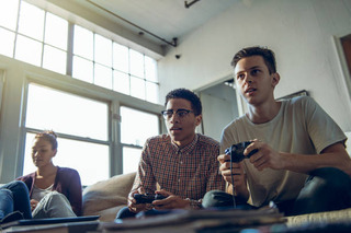 grupo de jovens jogando videogame