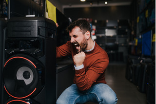 Homem feliz com sua caixa