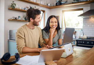 Una pareja realiza home office en su hogar