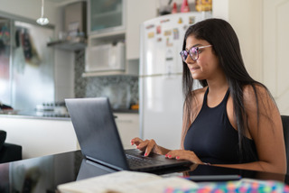 Mulher utiliza Windows no notebook