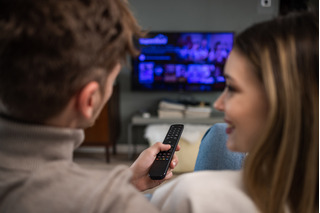 Pareja mirando Smart TV