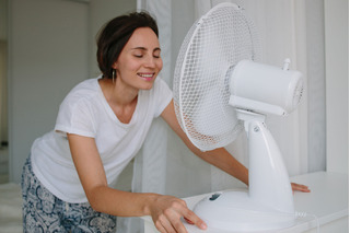 Mujer con ventilador