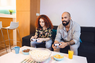 namorados jogando videogame