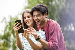 Pareja feliz usando su celular