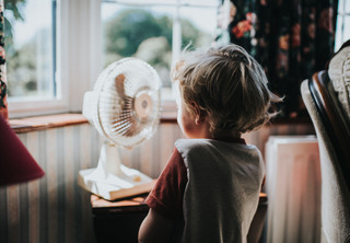 Niño con su ventilador