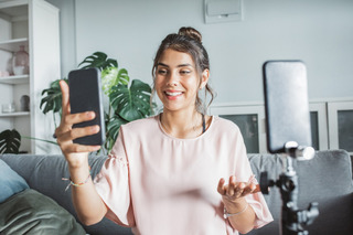 Mujer sonriente se saca una foto con su Xiaomi