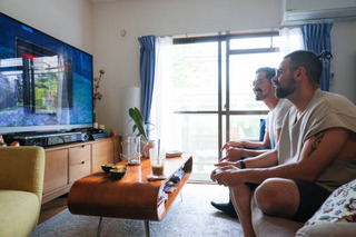 amigos desfrutando de um jogo de videogame