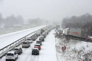 La N118, sous la neige, a bloqué entre 1500 et 2000 personnes toute la nuit. Une évacuation est en cours