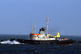 Bloqués au large de la Bretagne depuis 3 jours, ces neufs marins vont encore devoir patienter