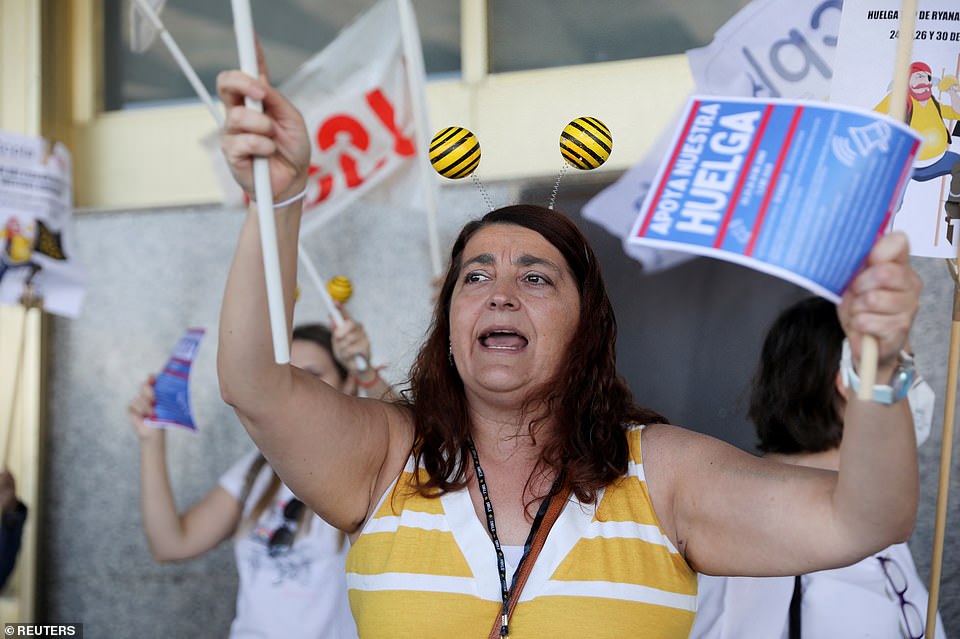 MADRID - Members of the USO union protest outside Adolfo Suarez Madrid-Barajas Airport during the strikes today