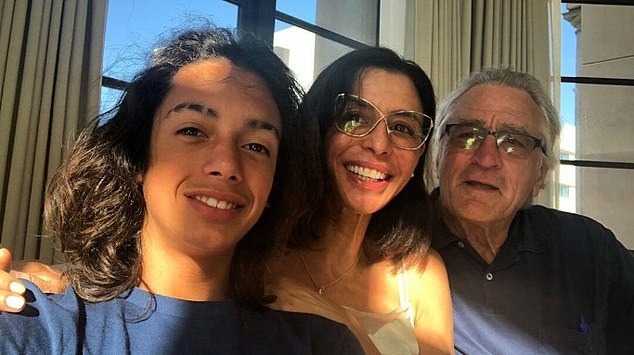 Family: De Niro pictured with Leonadro and Drena