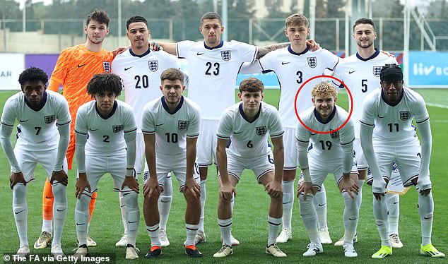 A smiling Harvey, wearing number 19 in the front row, was the only one in the team to turn up his collar during the shirt's first international opening