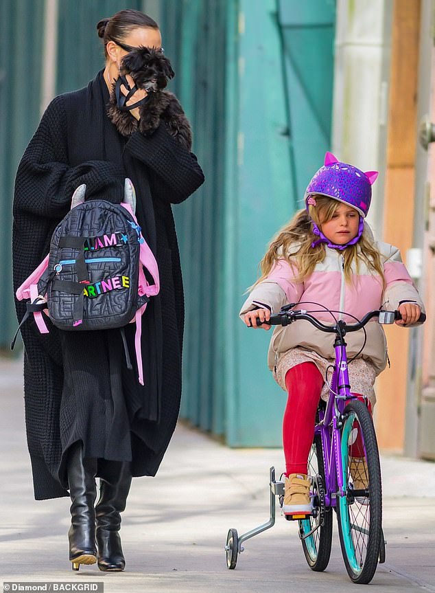 The fashion industry personality - who recently appeared in a new campaign for Missoni - also carried her pet puppy with her while she accompanied her daughter