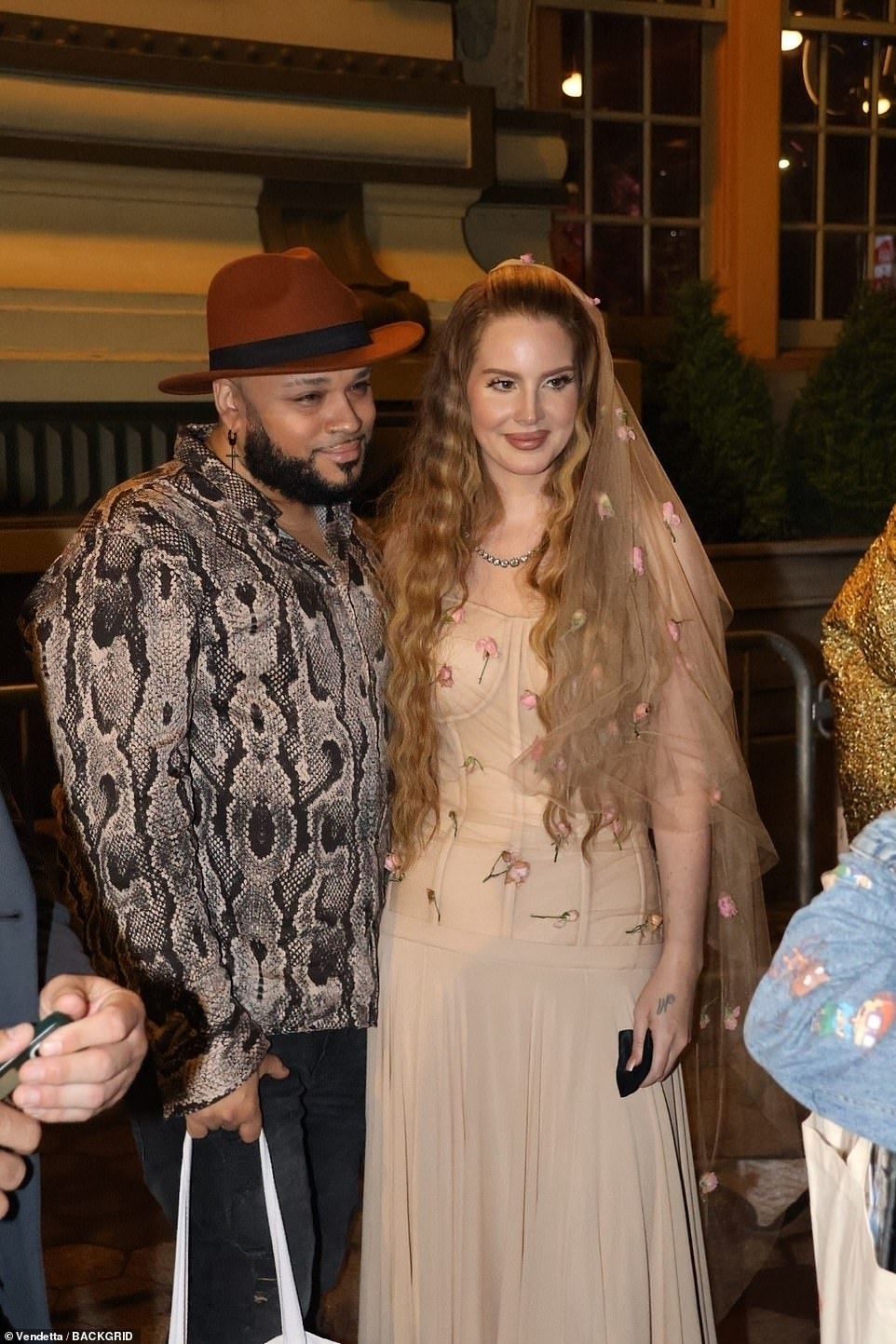 Lana posed for a photo with fans as she arrived at the party at Casa Cipriani