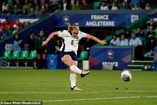 Stanway¿s 25-yard pile driver flew into the back of the net to give England the perfect start