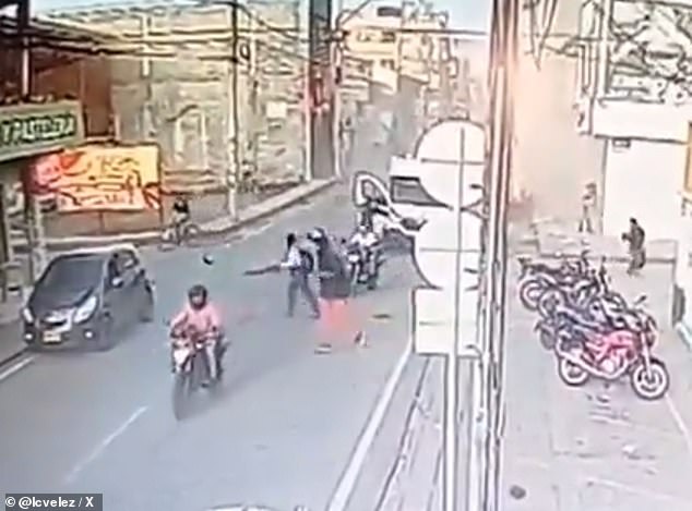 Bystanders run for safety just seconds after a moto bomb exploded in the western Colombian city of Jamundí