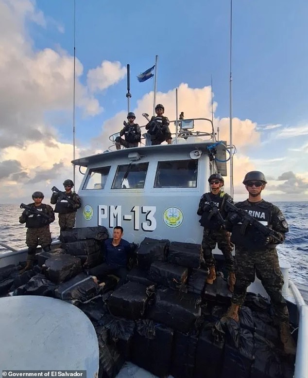 El Salvador's marines participated in an operation that led to the seizure of 1.4 kilos of cocaine on May 24, approximately 1,012 miles off the Pacific coast south central department of La Paz