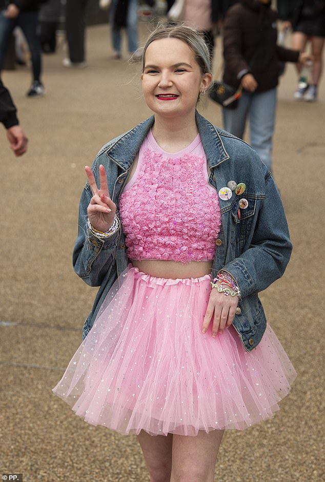 Many fans could be seen wearing the friendship bracelets commonly worn to Taylor Swift shows