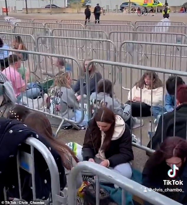 Taylor swift fans queueing from the early hours to see their favourite singer in concert