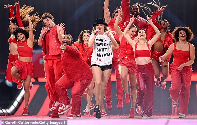 The American superstar gave her fedora hat to a little girl while performing her hit sing '22'