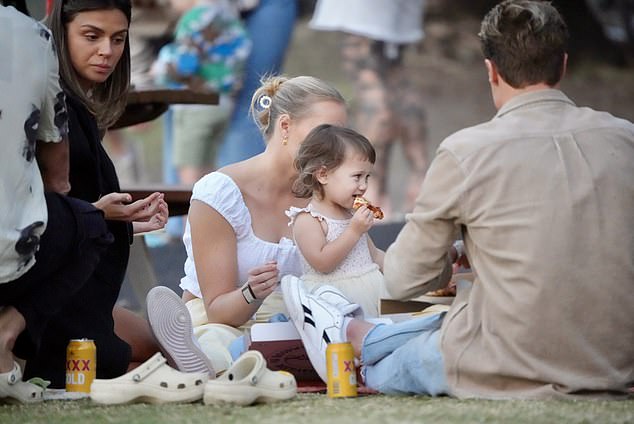 The couple stopped to have a chat as Posy enjoyed her pizza