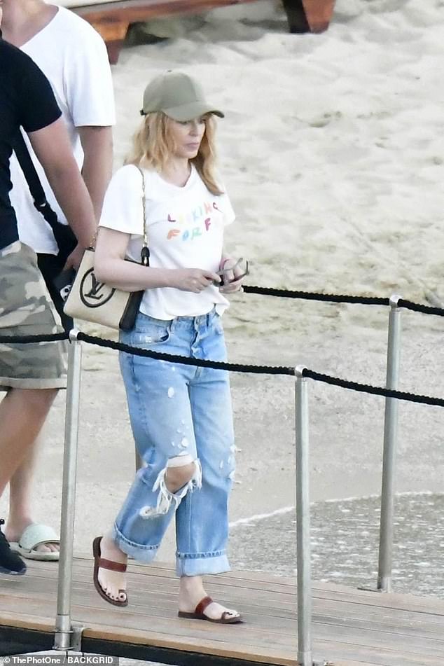 The Australian-born singer looked effortlessly stylish in a pair of ripped mom jeans and open toe sandals