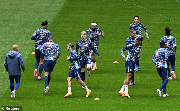 Soccer Football - Euro 2024 - Group D - Poland v Netherlands - Hamburg Volksparkstadion, Hamburg, Germany - June 16, 2024 Netherlands' Jerdy Schouten with teammates during the warm up before the match REUTERS/Carmen Jaspersen