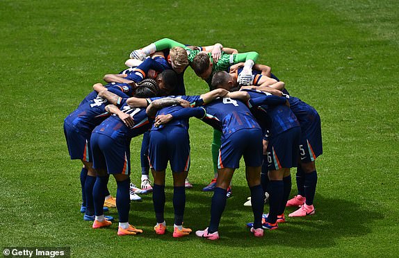 HAMBURG, GERMANY - JUNE 16: The players of the Netherlands form a team huddle prior to kick-off ahead of the UEFA EURO 2024 group stage match between Poland and Netherlands at Volksparkstadion on June 16, 2024 in Hamburg, Germany.   (Photo by Dan Mullan/Getty Images)