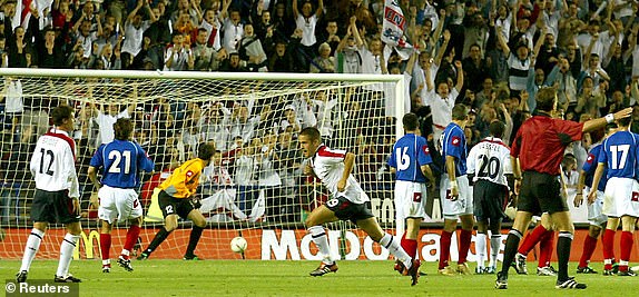 England's Joe Cole (4L) celebrates his goal in the international friendly against Serbia and Montenegro at the Walkers Stadium, Leicester, June 3, 2003. England won the match 2-1.      REUTERS/Darren Staples...S...SOCSPO...LEICESTER...United Kingdom of Great Britain
